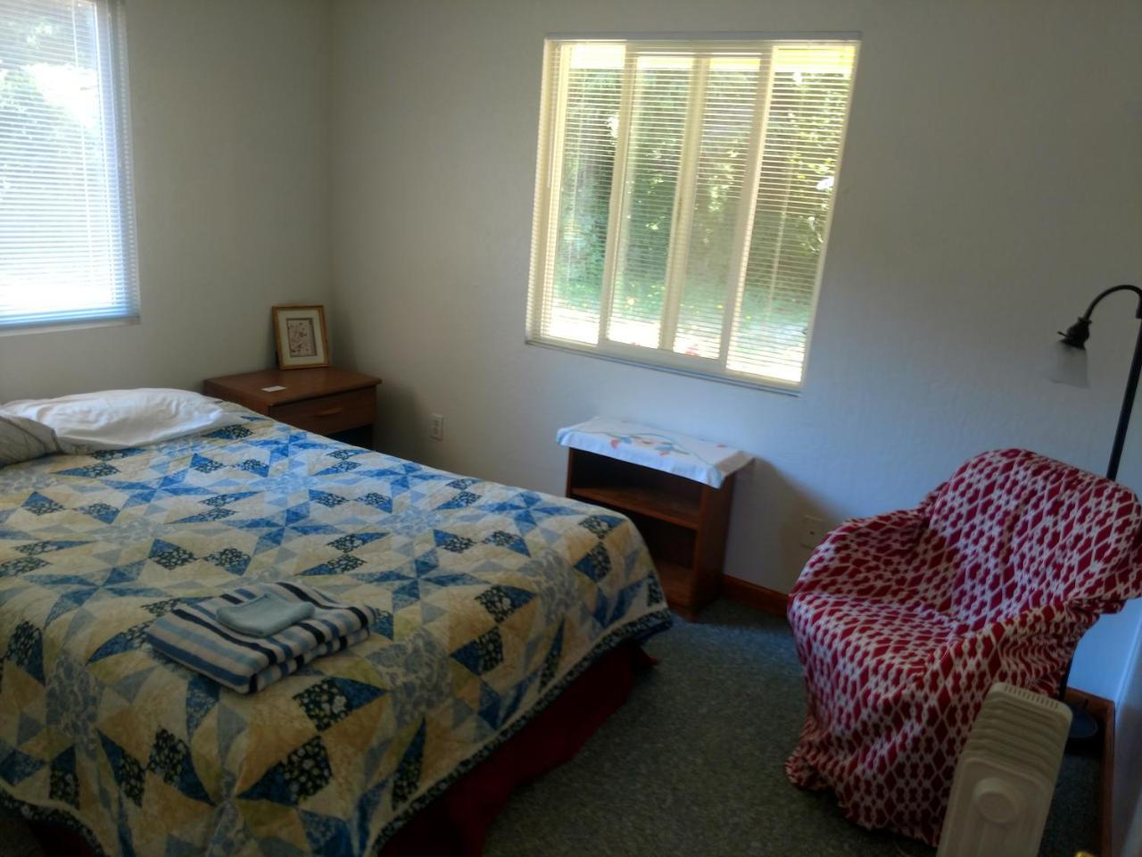 Lakeside Hostel & Guest House เครสเซนต์ซิตี ภายนอก รูปภาพ