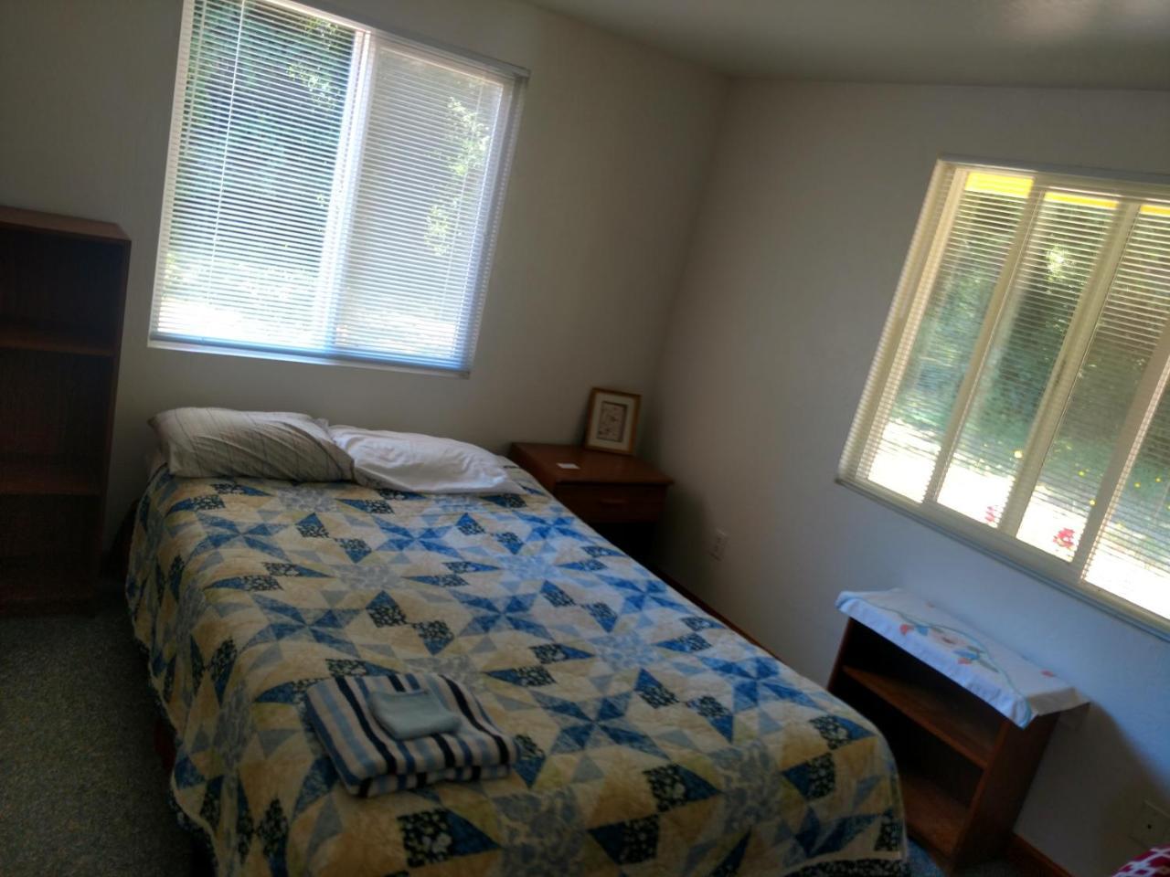 Lakeside Hostel & Guest House เครสเซนต์ซิตี ภายนอก รูปภาพ